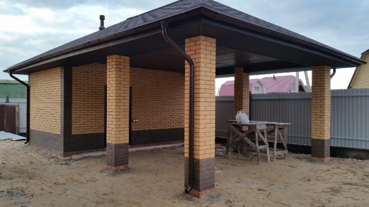 Навес для авто с кирпичными столбами