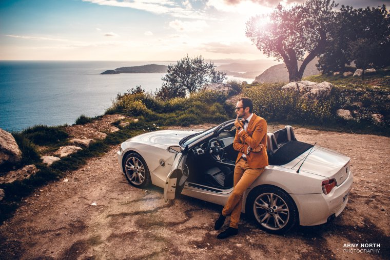 Успешный возле машины