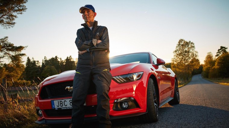 В котором человек возле машины