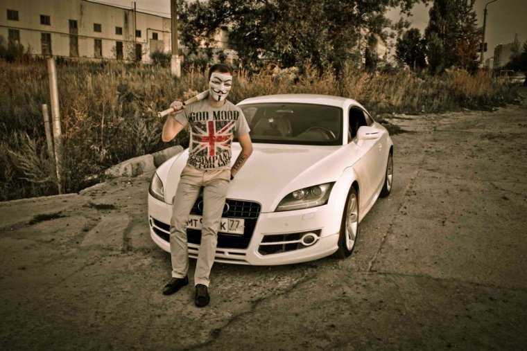 Парень возле машины