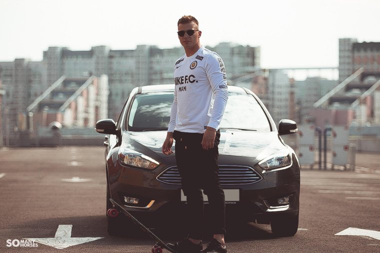 Топовый пацан около машины