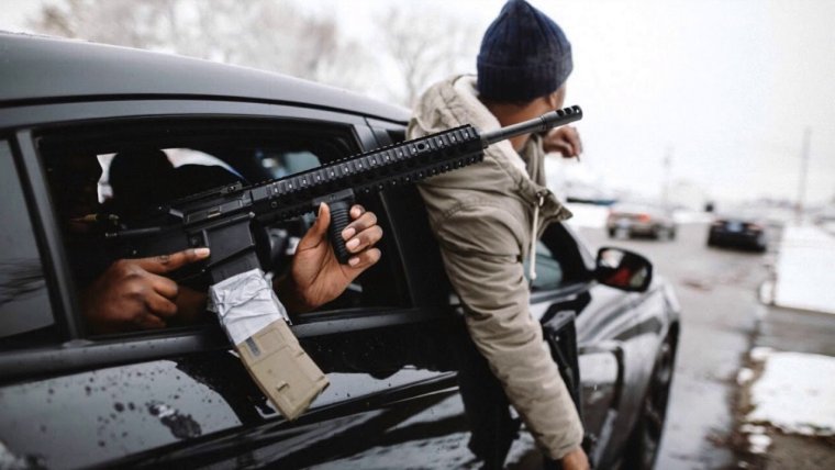 Бандиты на машинах с автоматом