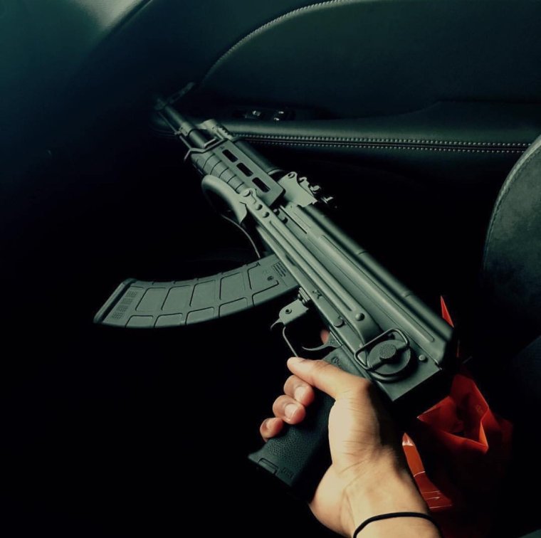 Девушка с пистолетом в машине