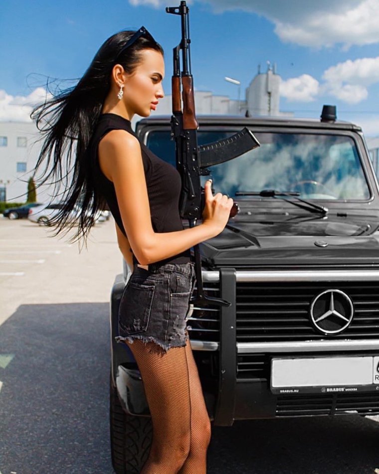 Девушка с оружием в машине