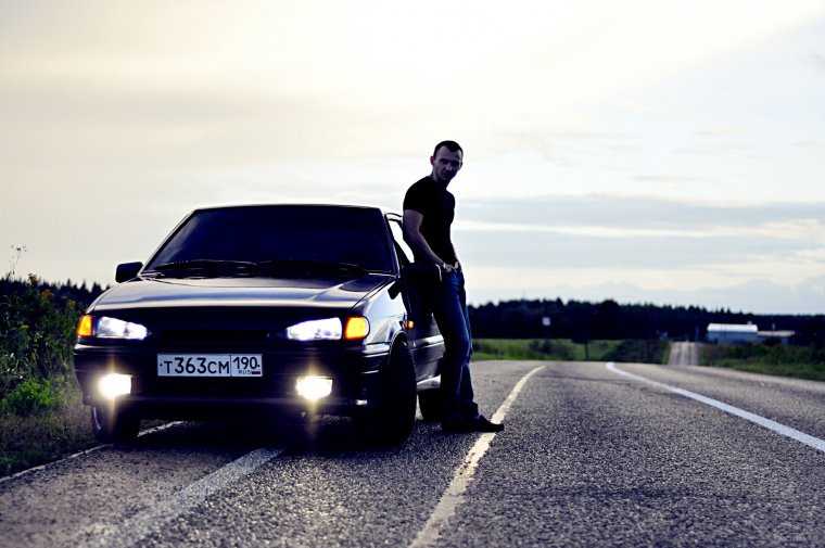 Мужчина фотосессия в городе рядом с машиной