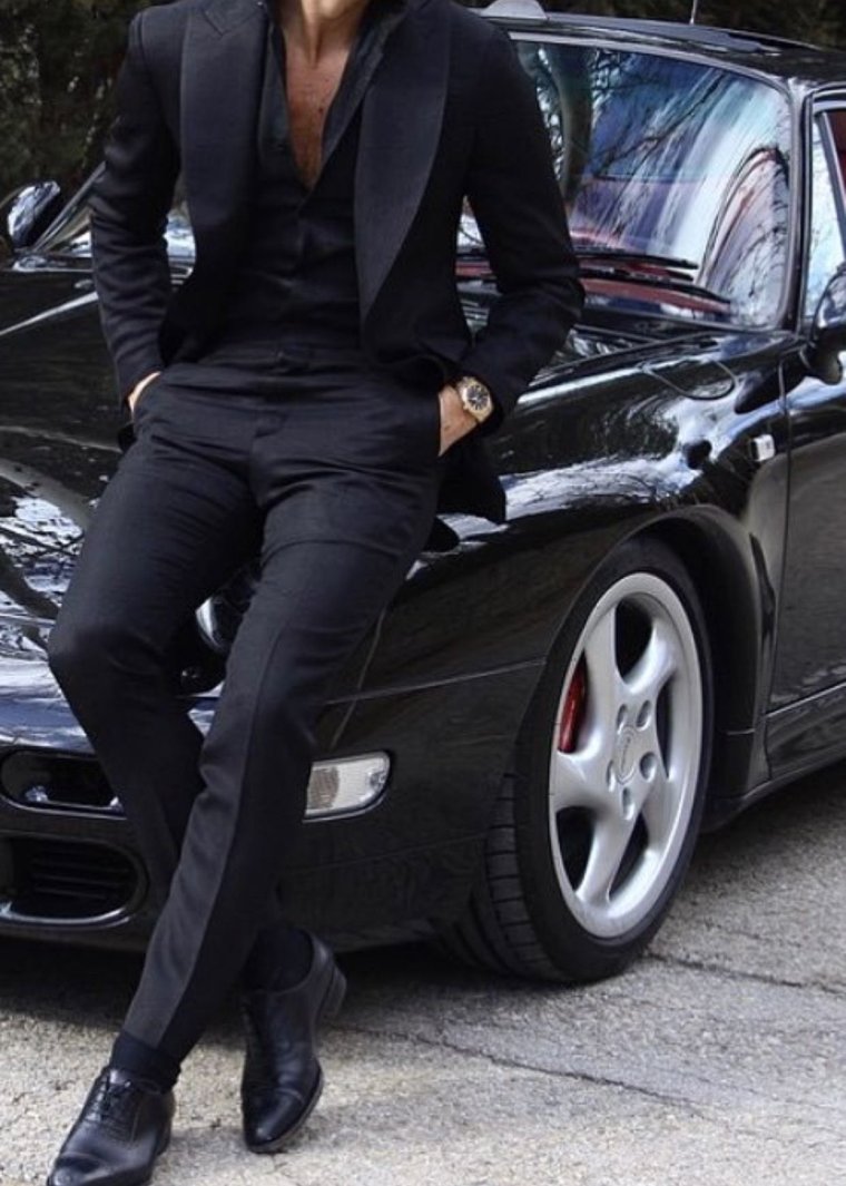 Парень возле машины