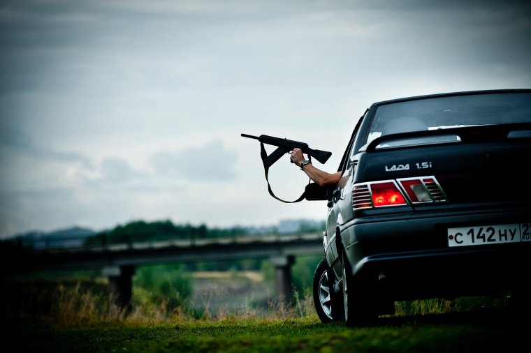 Пацаны с автоматами на машине