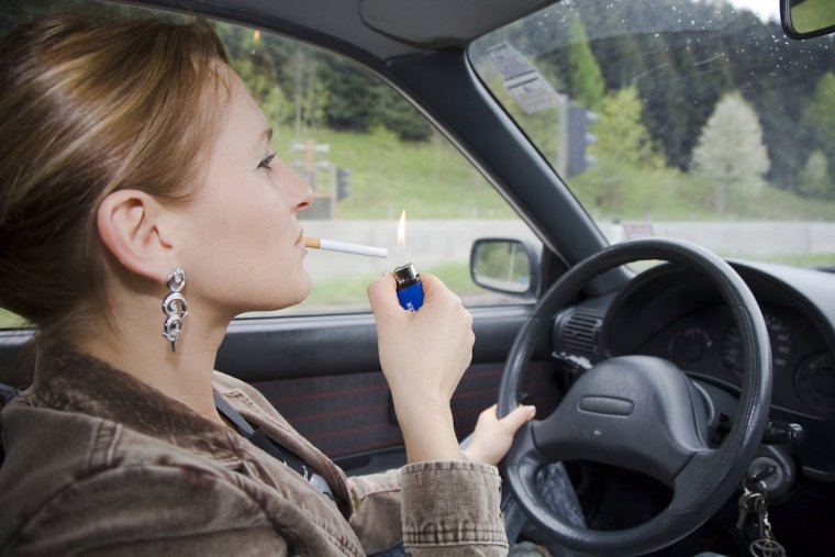 Курит в машине