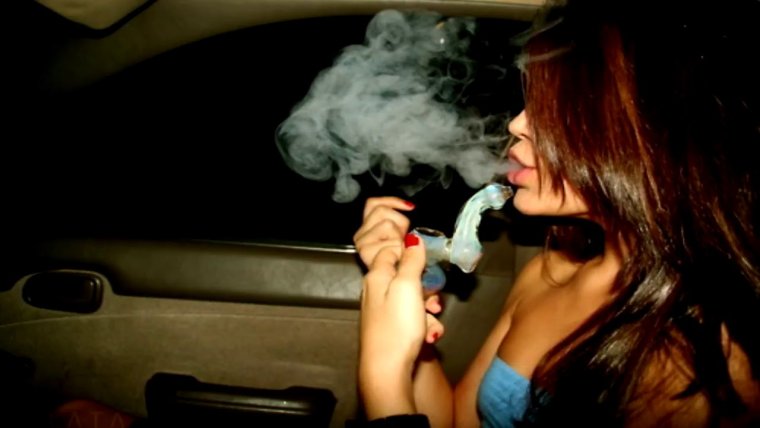 Девушка курит в машине