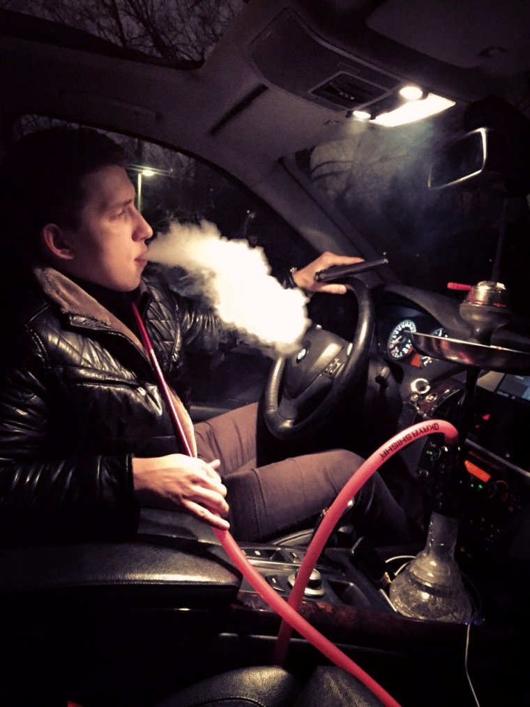 Парень курит в машине