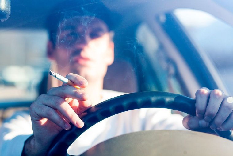 Парень курит в машине