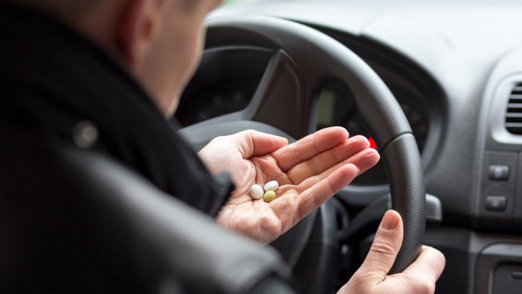 Девушка курит за рулем