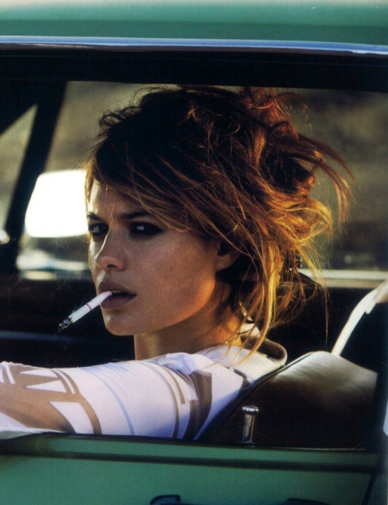 Парень с кальяном в машине