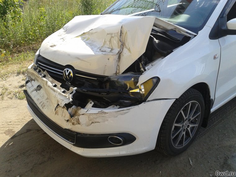 Разбитый белый Фольксваген поло седан