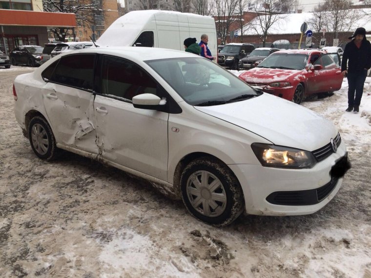 Разбитый VW Polo sedan белый 2018