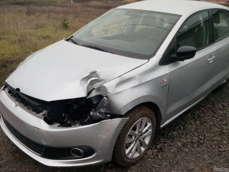 Разбитый Фольксваген поло седан