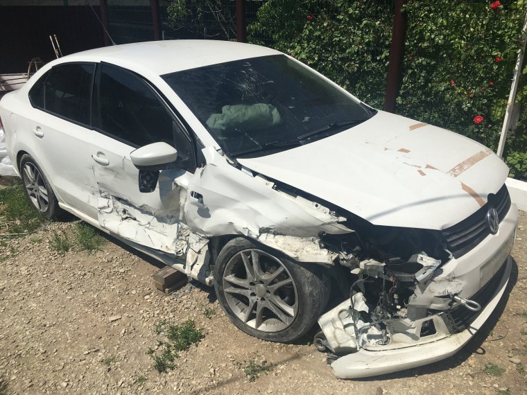 Разбитый белый Фольксваген поло седан