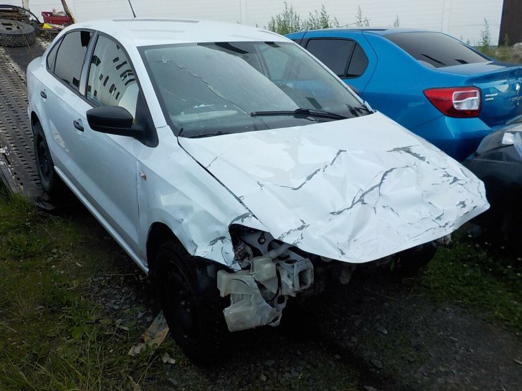 Разбитый Volkswagen Polo белый