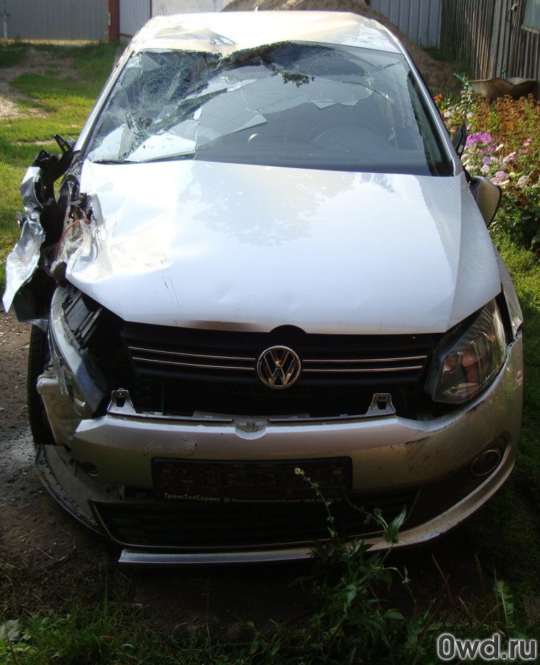 Разбитый Фольксваген поло белый