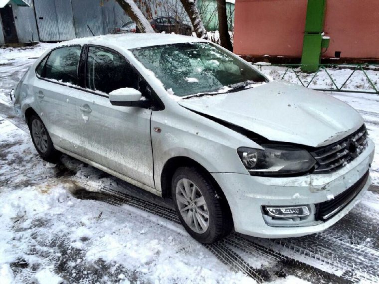 Разбитый VW Polo sedan белый 2018