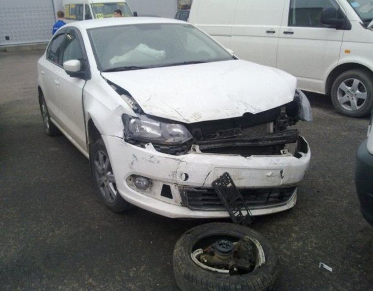 Разбитый Фольксваген поло седан