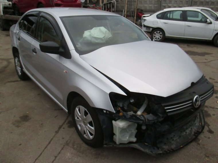Разбитый белый Фольксваген поло седан