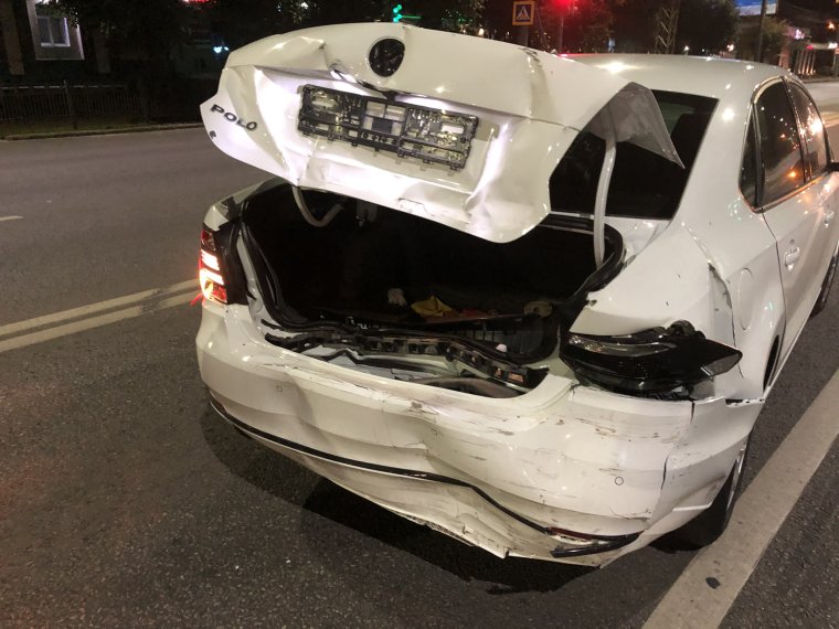 Разбитый белый Фольксваген поло седан