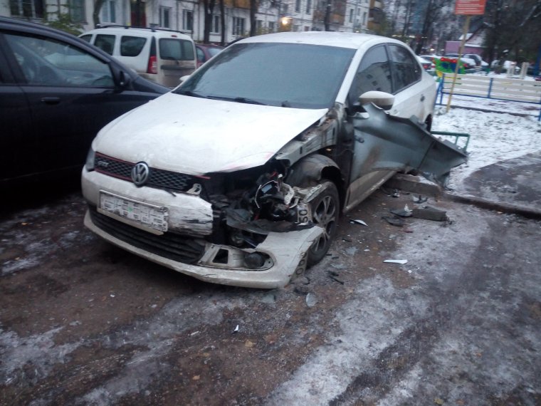 Разбитый белый Фольксваген поло седан