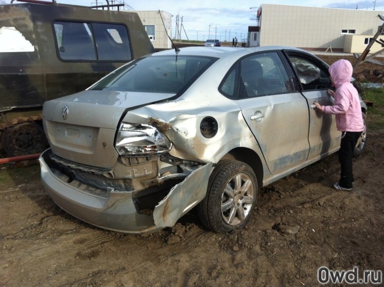 Битый Фольксваген поло седан