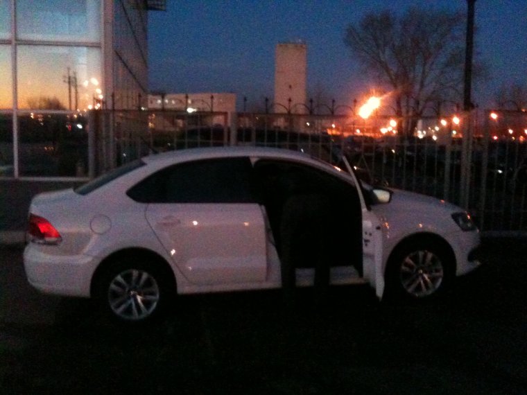 Фольксваген поло белый ночью на парковке