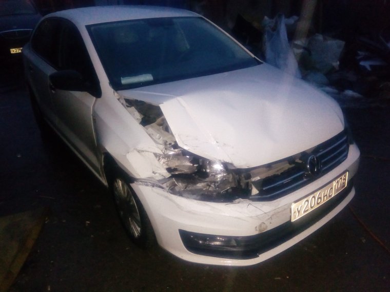 Разбитый Фольксваген поло белый