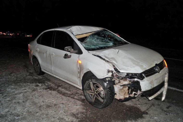 Разбитый Фольксваген поло белый