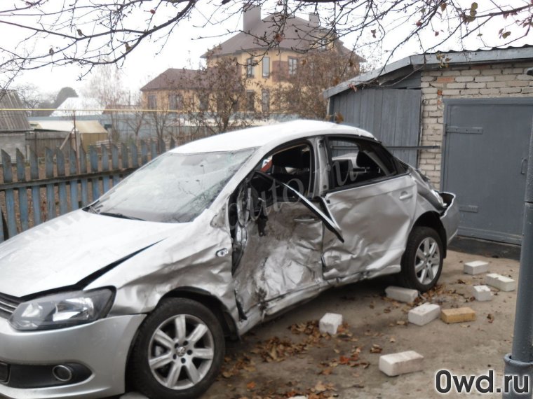 Разбитый белый Фольксваген поло седан