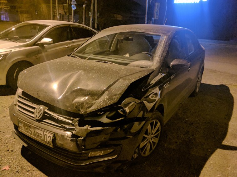 Разбитый Фольксваген поло черный