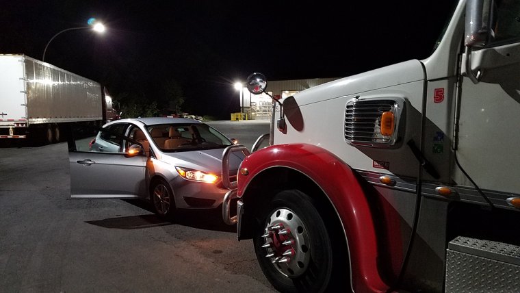 Легковая и грузовая машина