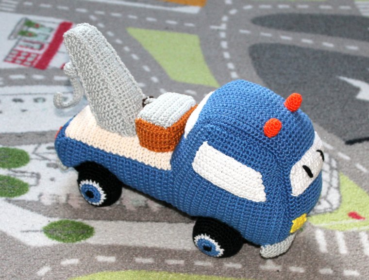 Вязаная игрушка машинка грузовая
