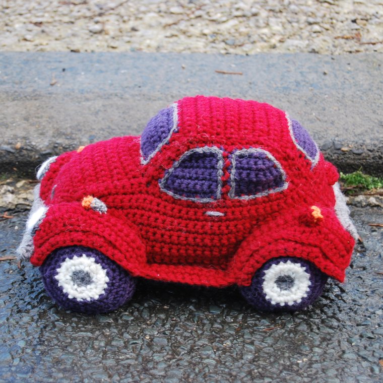 Вязаная игрушка в машину