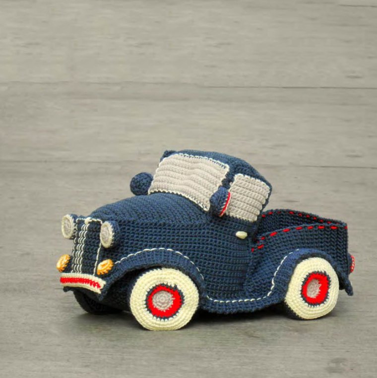 Вязаная игрушка в машину