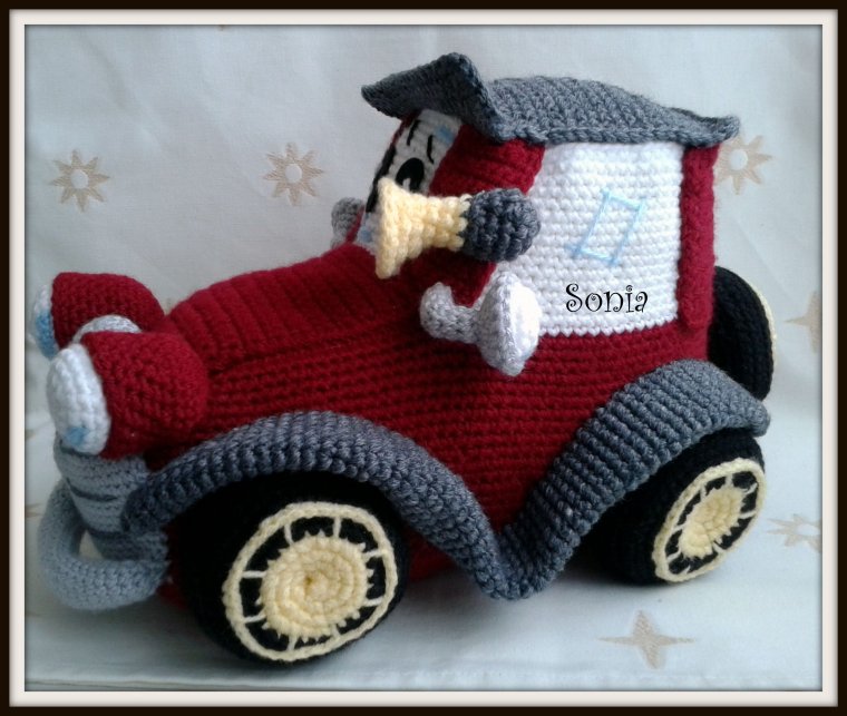 Вязаный ретро автомобиль