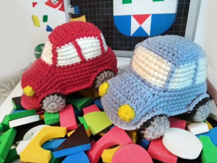 Вязаная игрушка в машину