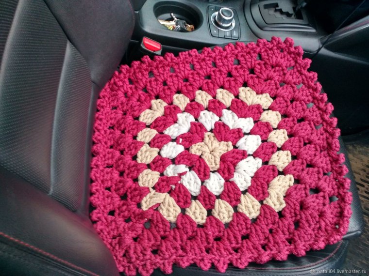 Вязаный коврик в машину