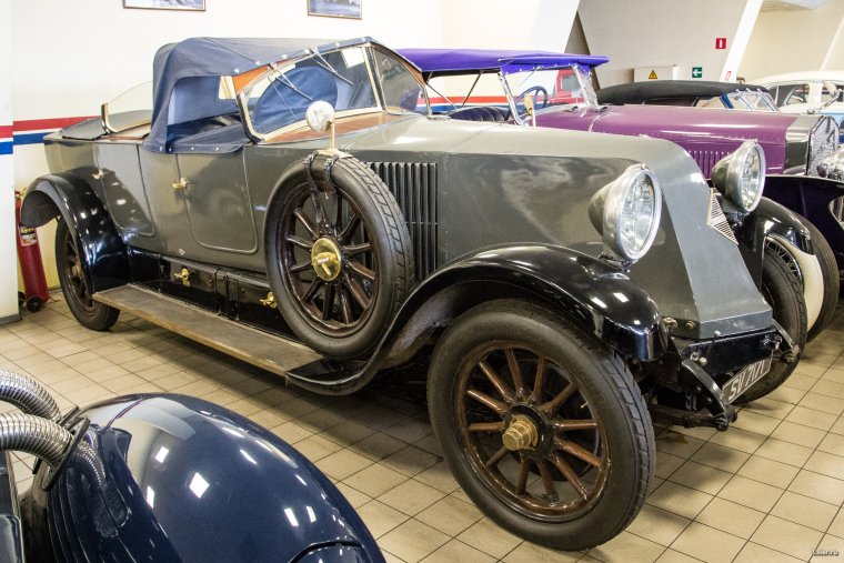 Реплика старинного автомобиля