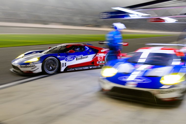 Оранжевый гоночный автомобиль