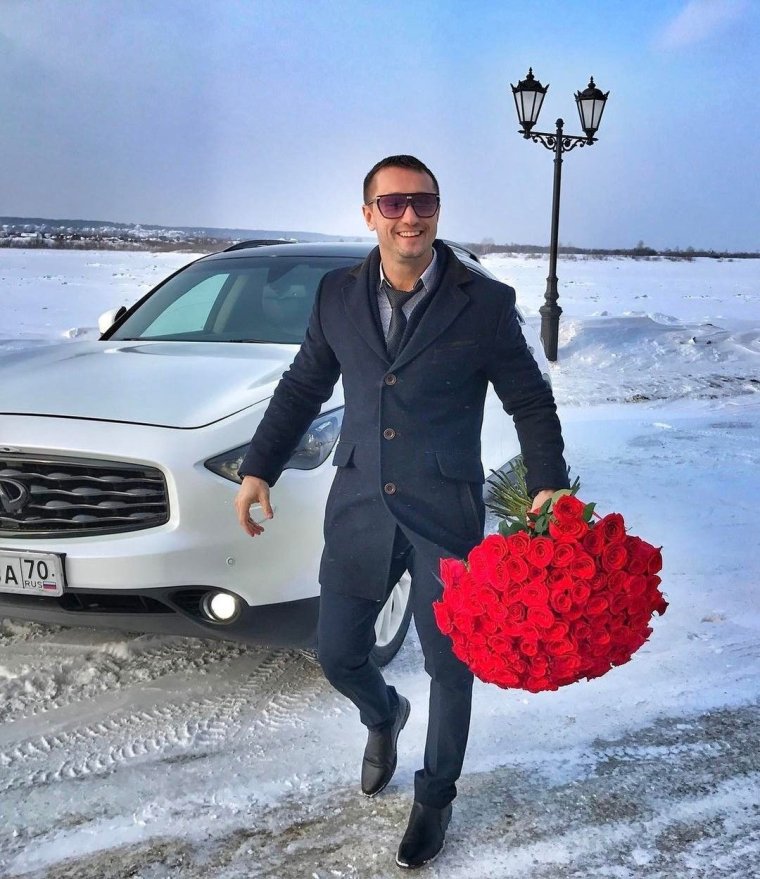 Парень с цветами на машине