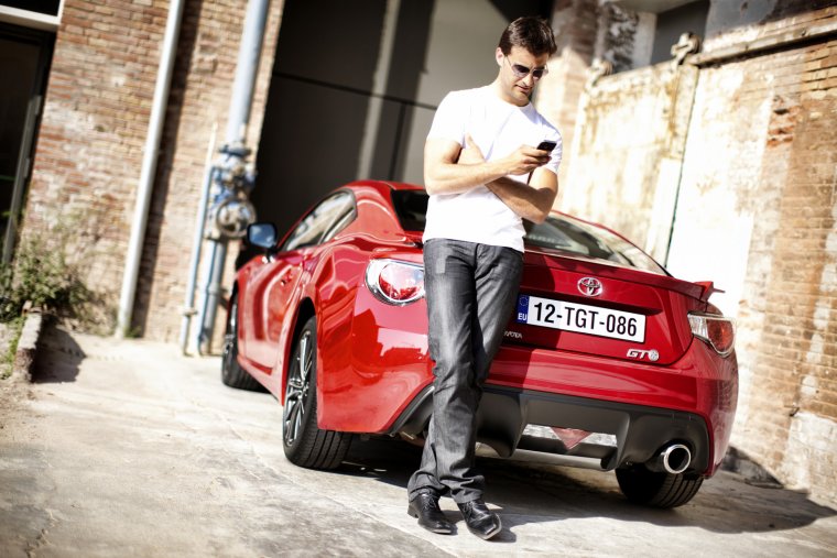 Парень возле машины