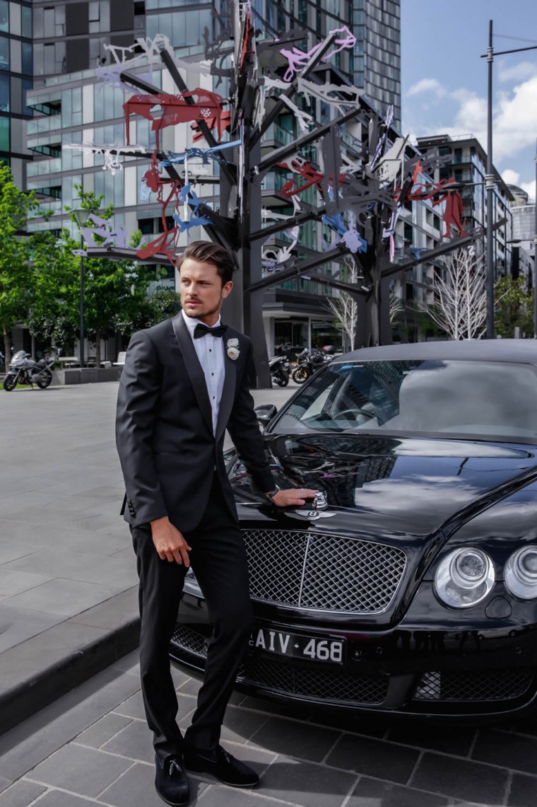 Мужчина возле машины