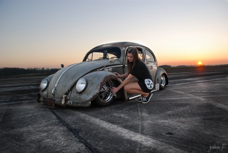 Девушка и Фольксваген Жук