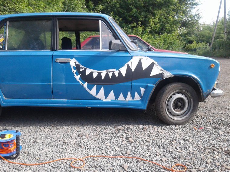 Машина покрашена акула