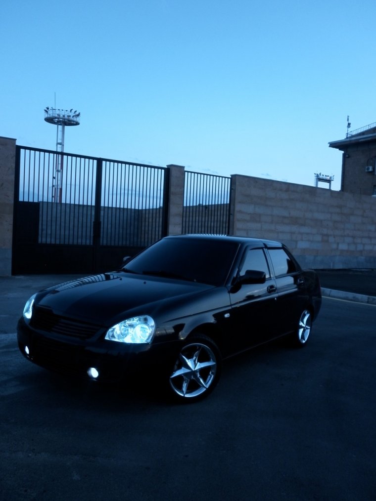 Лада Приора седан черная тонированная