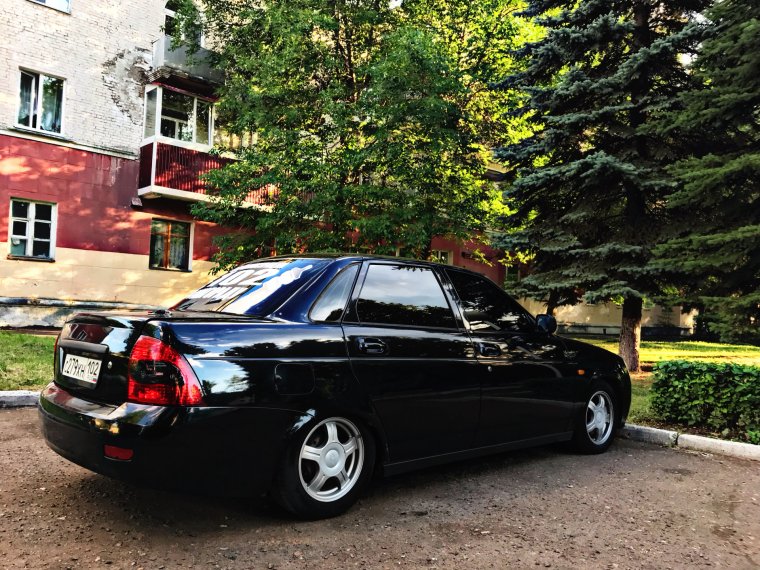 Лада Приора черная тонированная